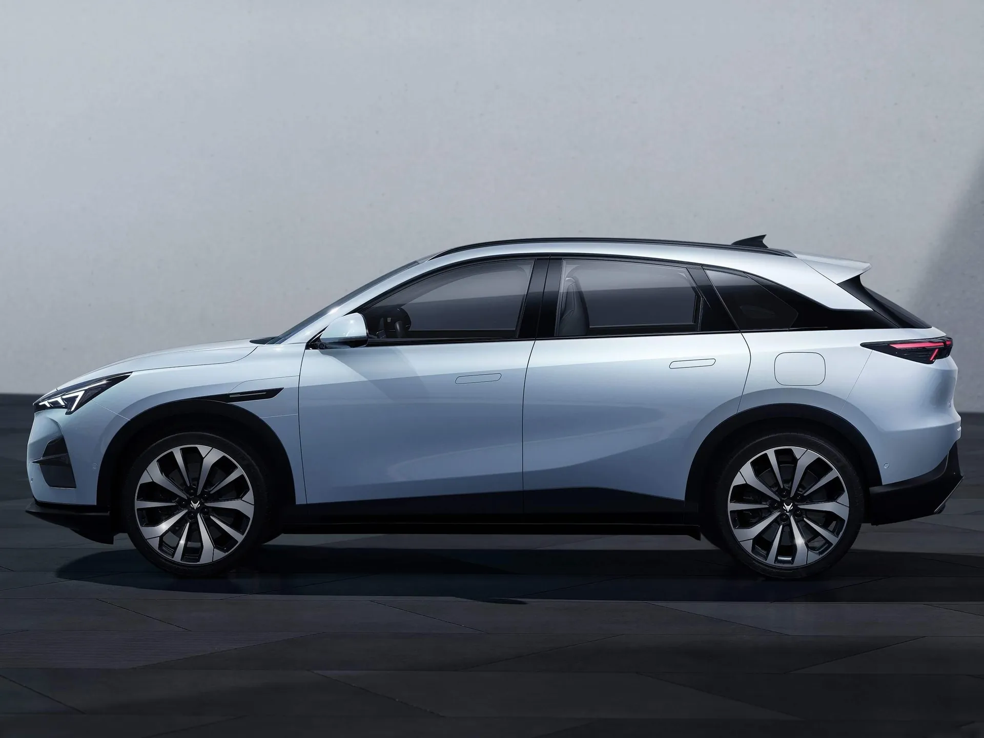 BAIC ArcFox Alpha T5 (2024) – boční profil