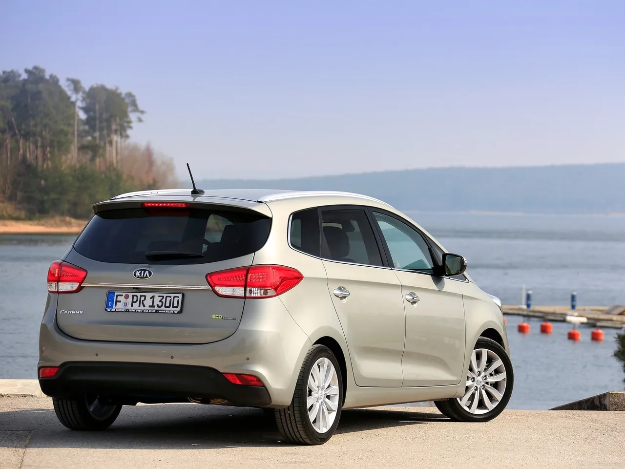 Kia Carens (2013) – zadní tříčtvrteční pohled