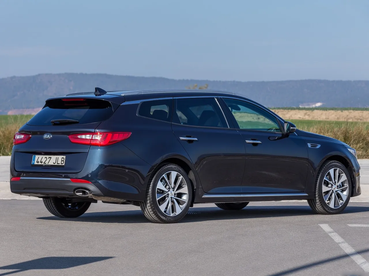 Kia Optima Sportswagon (2017) – zadní tříčtvrteční pohled