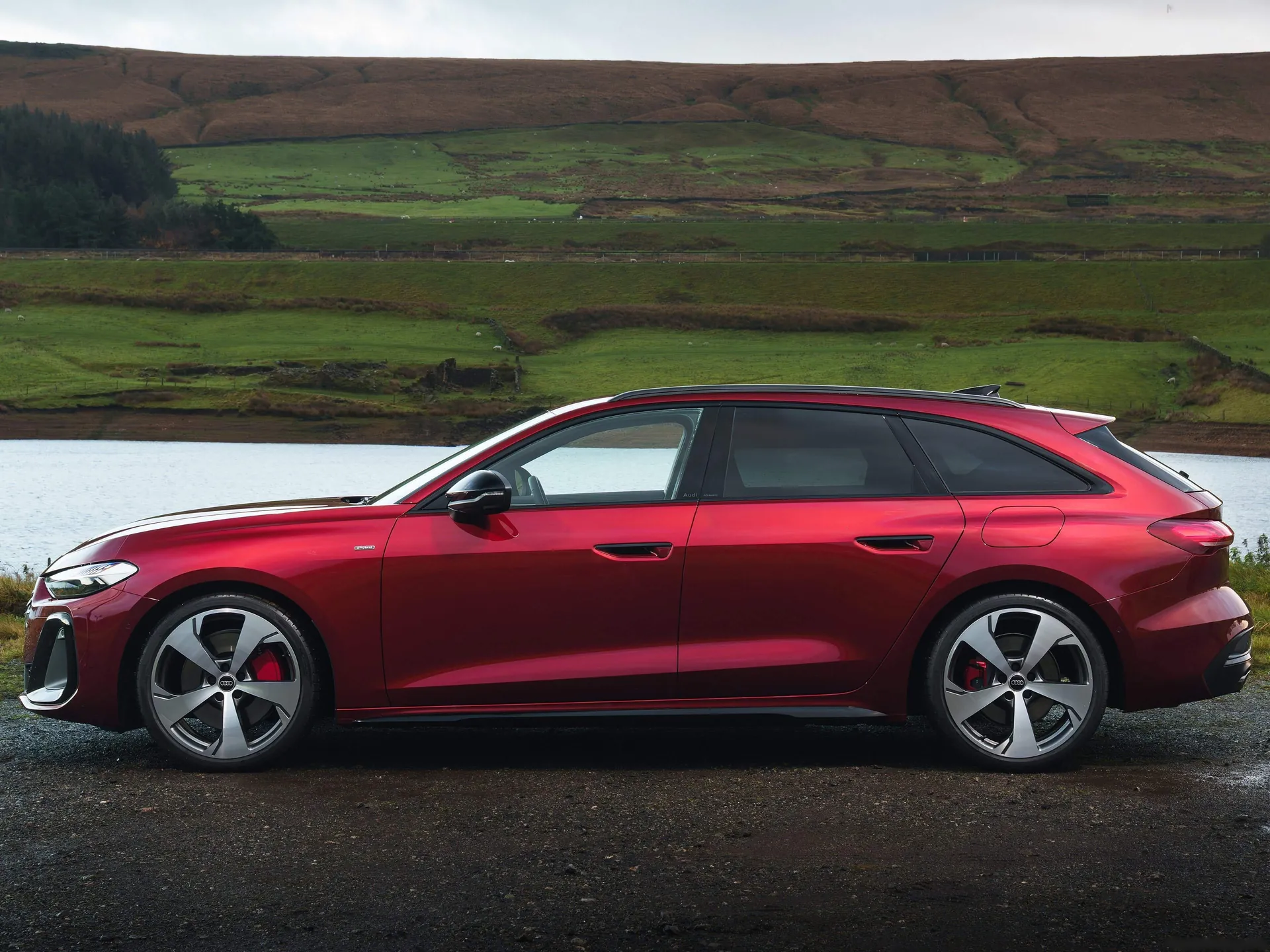 Audi A5 Avant e-hybrid [UK] (2025) – boční profil