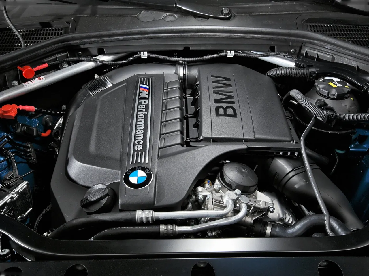 BMW X4 M40i (2016) – motorový prostor