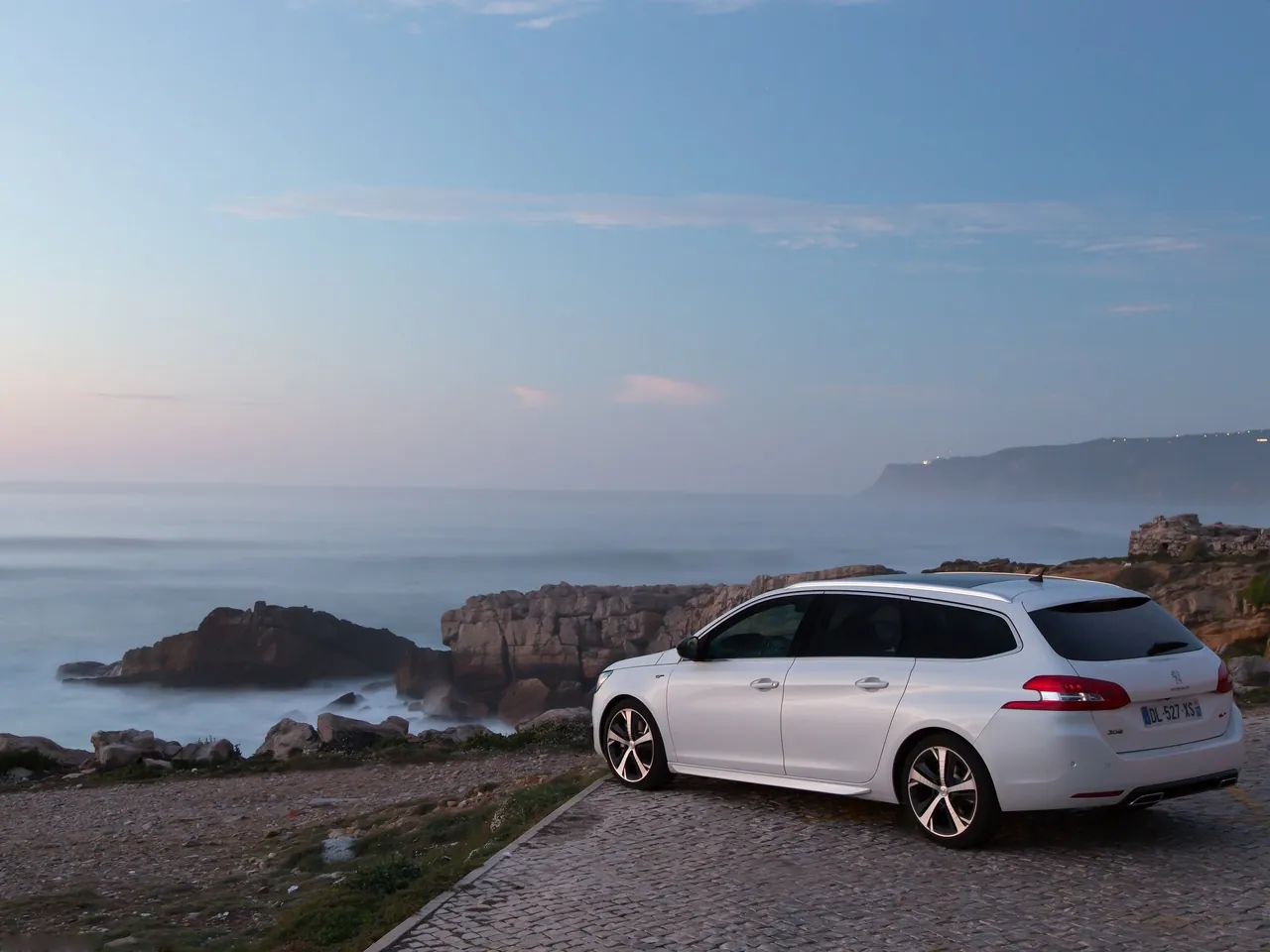 Peugeot 308 SW GT (2015) – zadní tříčtvrteční pohled