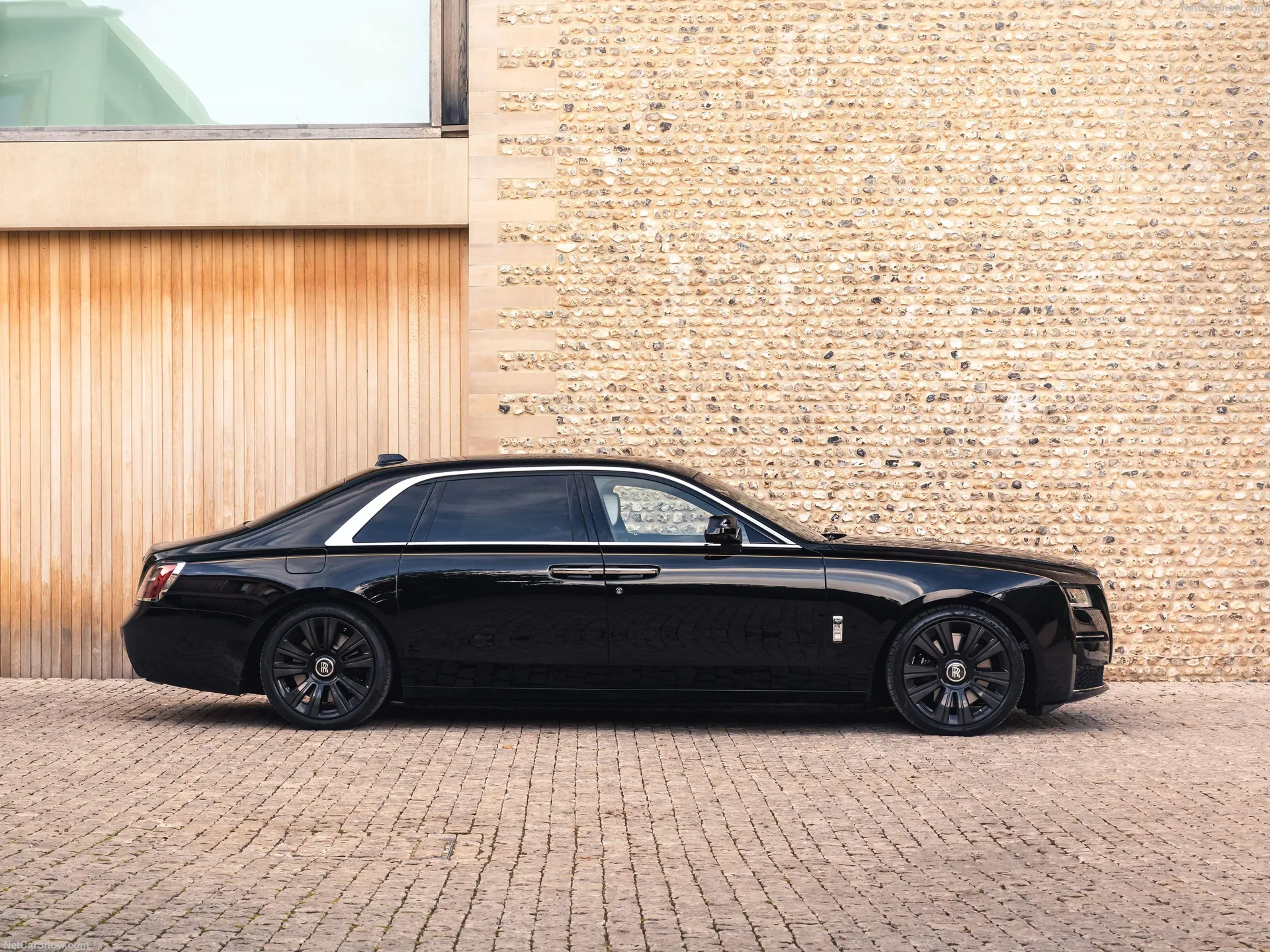 Rolls-Royce Ghost Extended (2021) – boční profil