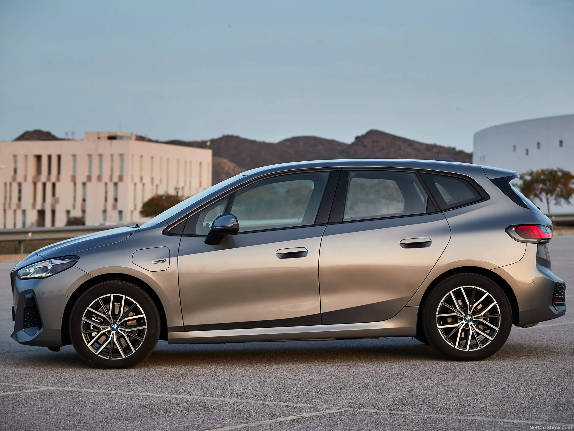 BMW 230e xDrive Active Tourer (2022) – boční profil