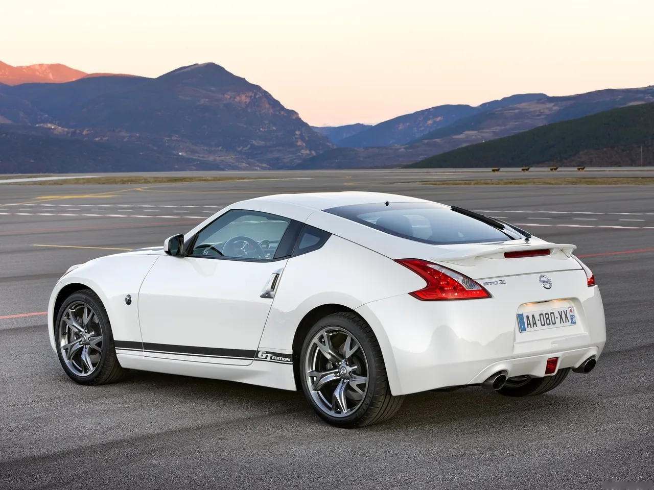 Nissan 370Z GT Edition (2011) – zadní tříčtvrteční pohled