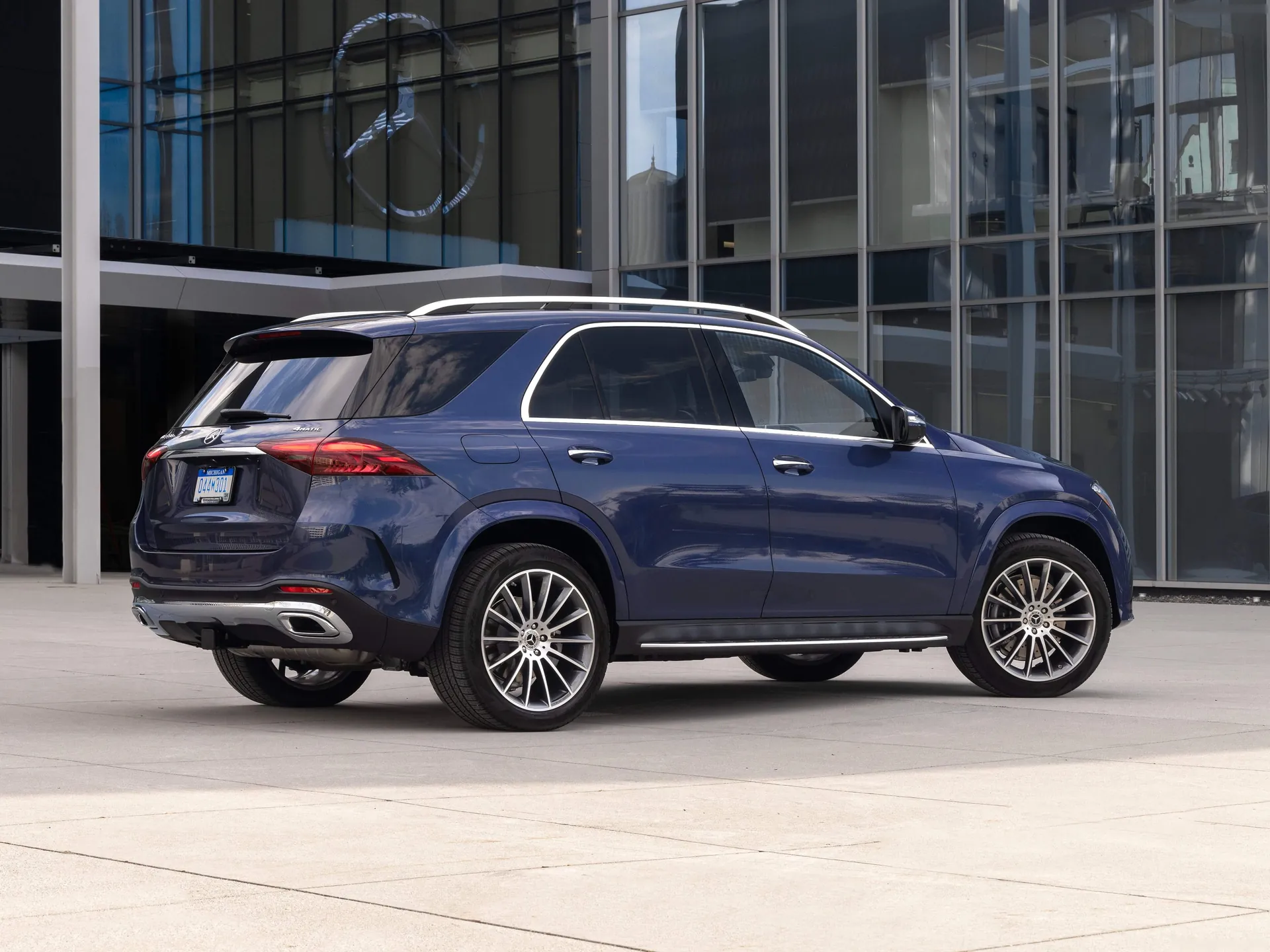 Mercedes-Benz GLE (2024) - Rear Three-Quarter