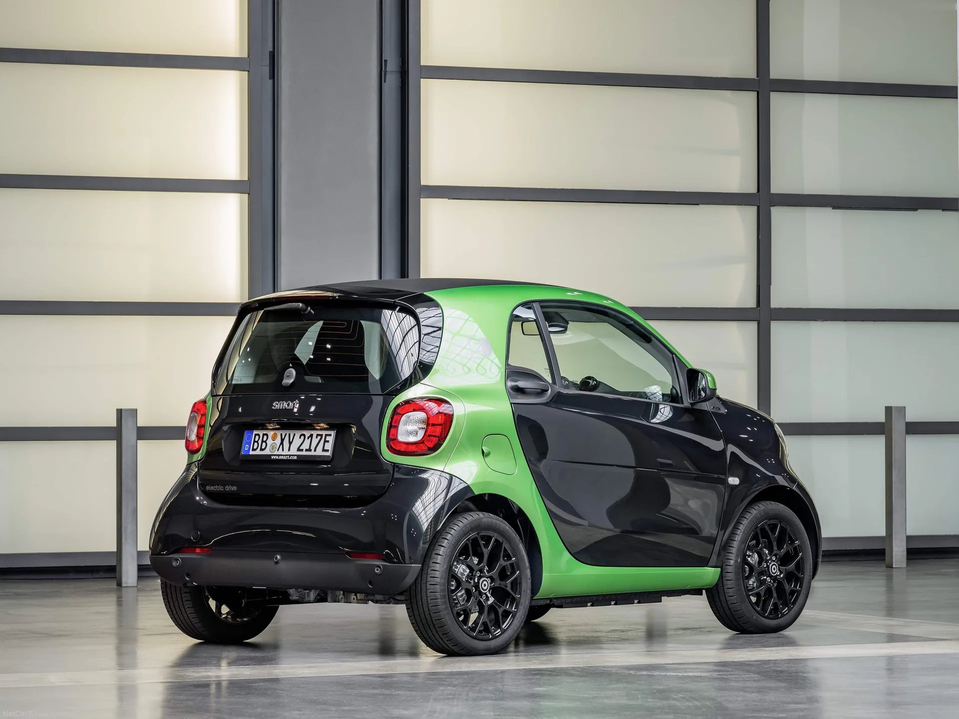 Smart fortwo electric drive (2017) – zadní tříčtvrteční pohled