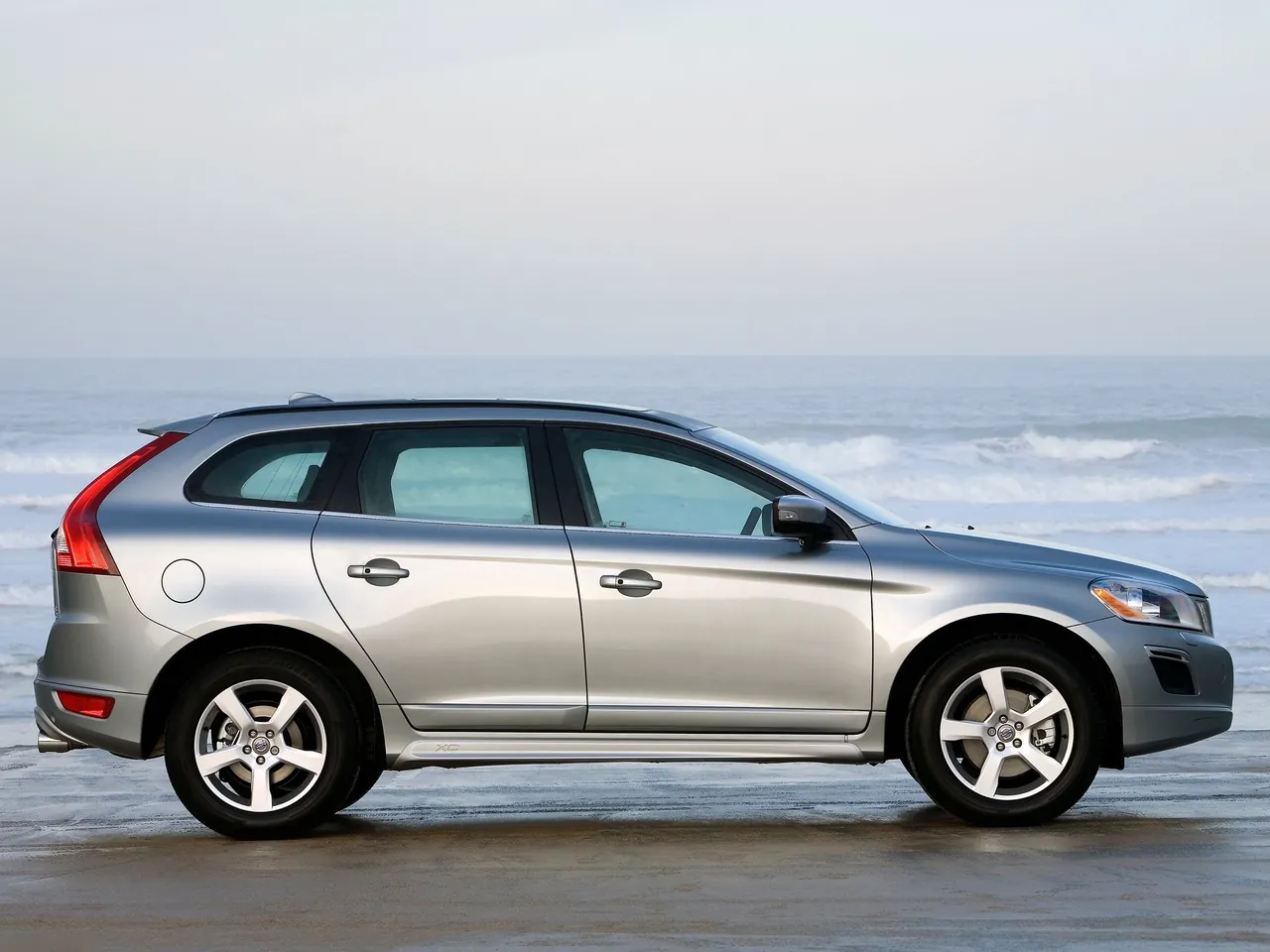 Volvo XC60 R-Design (2010) – boční profil