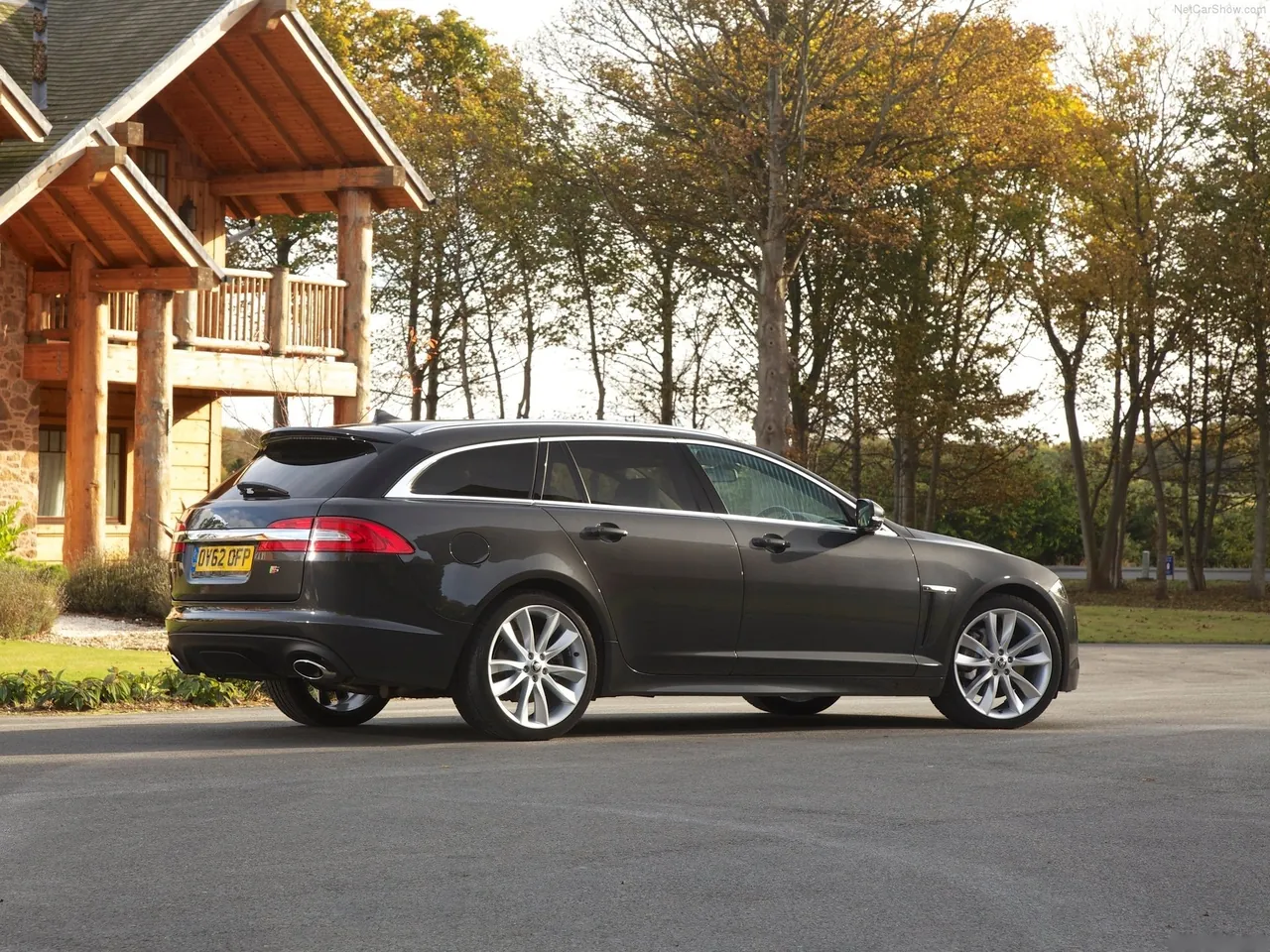 Jaguar XF Sportbrake (2013) – zadní tříčtvrteční pohled