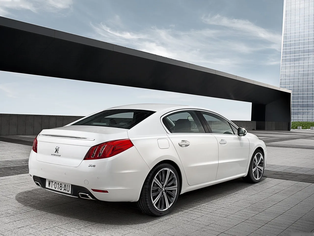 Peugeot 508 (2011) – zadní tříčtvrteční pohled