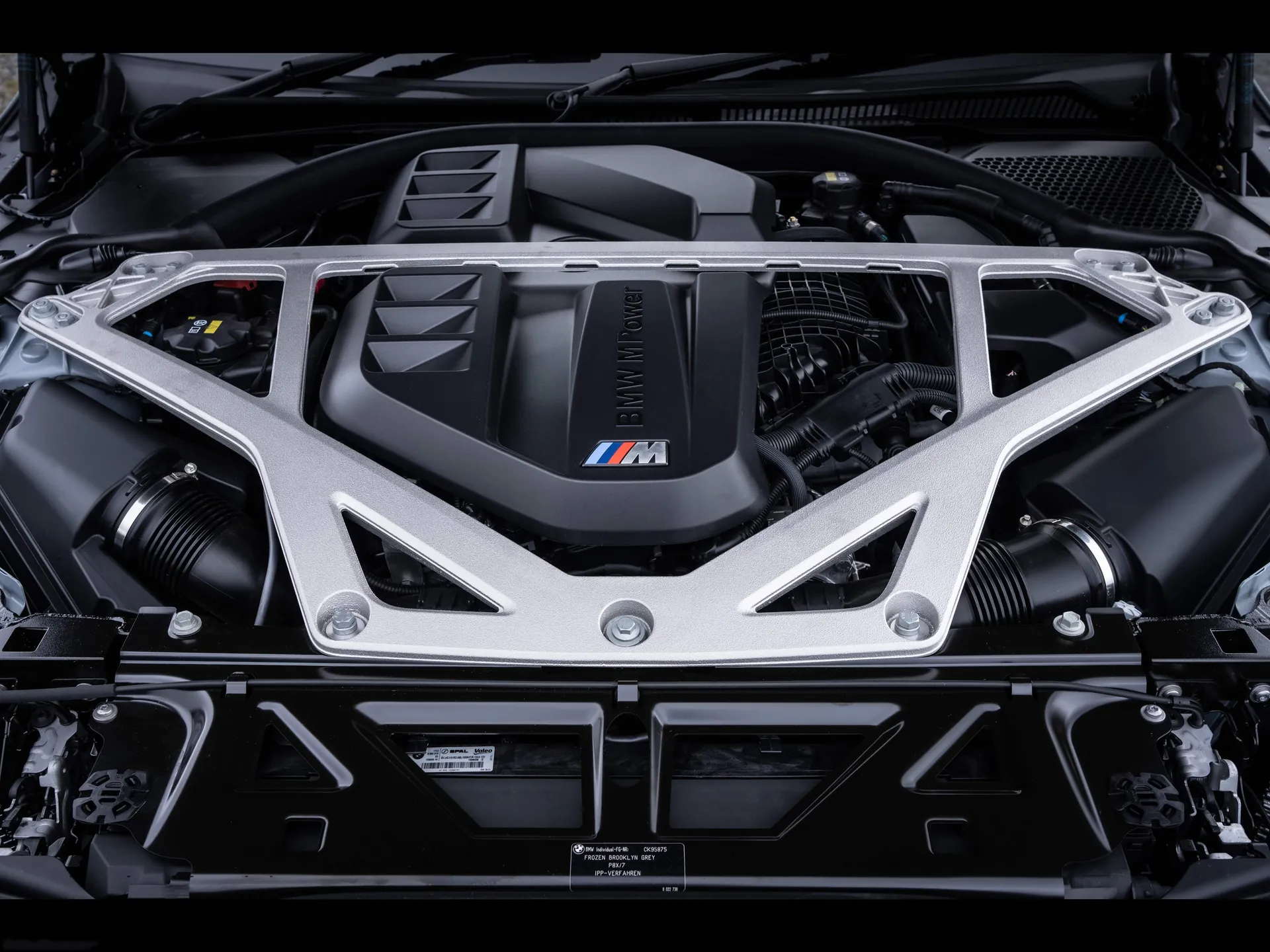 BMW M4 CSL [UK] (2023) – motorový prostor