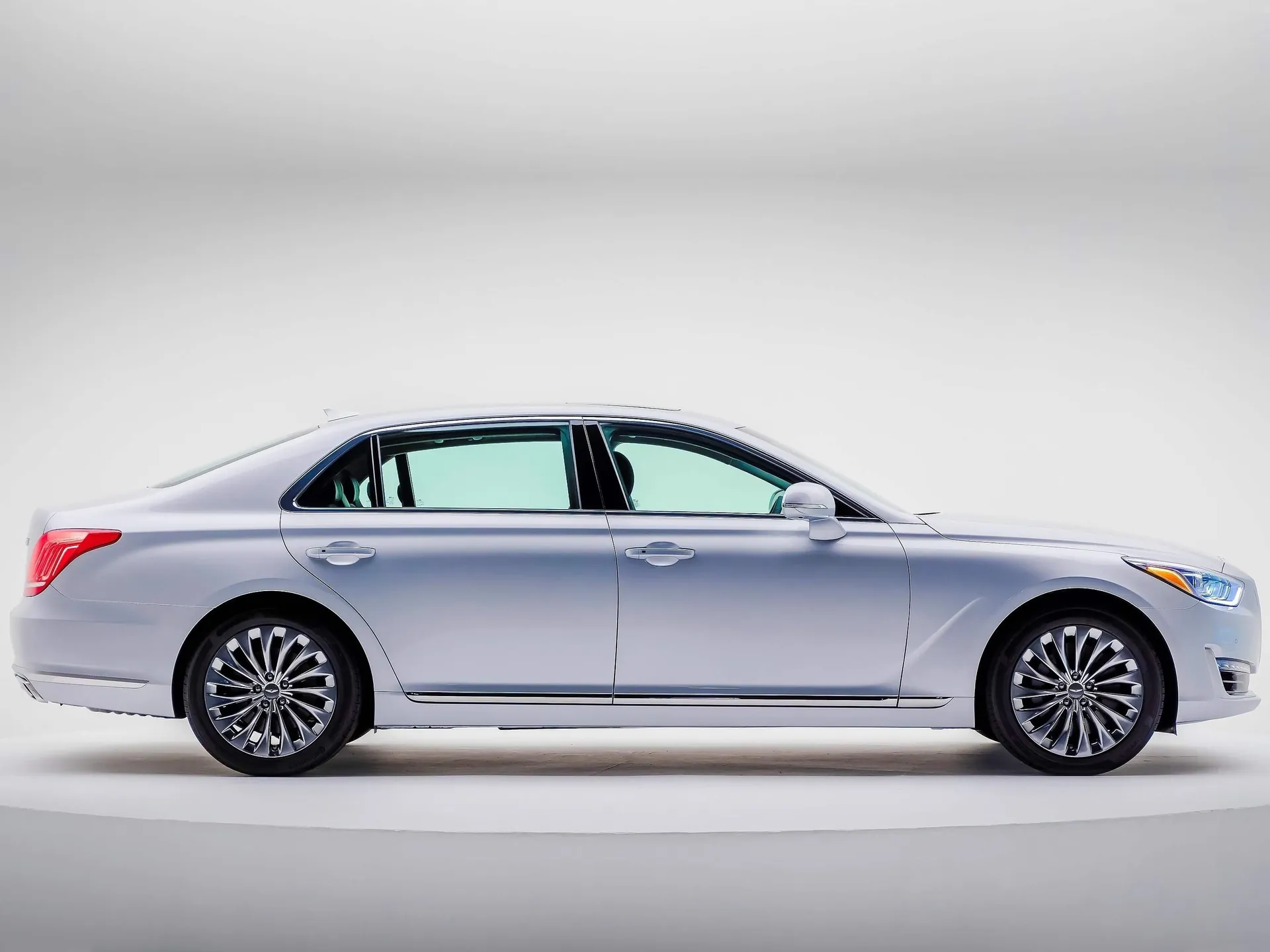 Genesis G90 (2017) – boční profil
