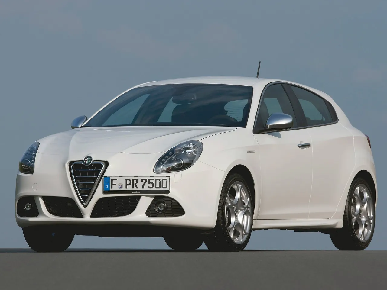 Alfa Romeo Giulietta (2011) - Front Three-Quarter