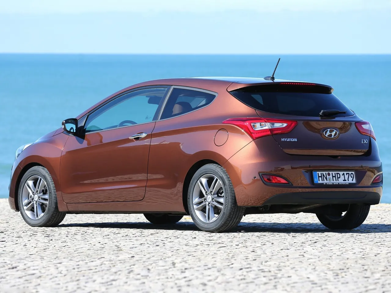 Hyundai i30 3-door (2013) – zadní tříčtvrteční pohled