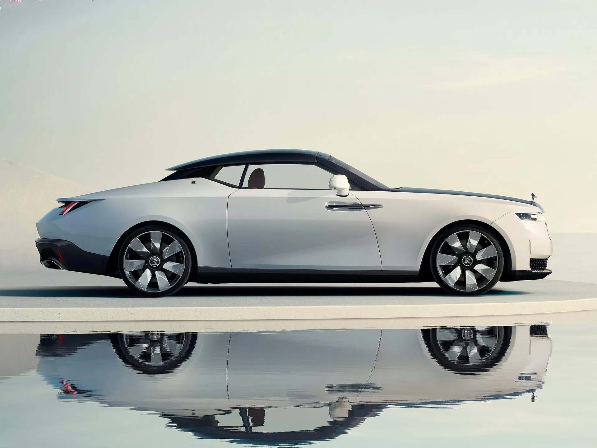 Rolls-Royce Droptail Arcadia (2024) – boční profil