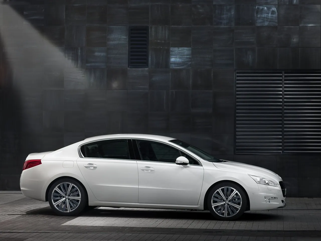 Peugeot 508 (2011) – boční profil