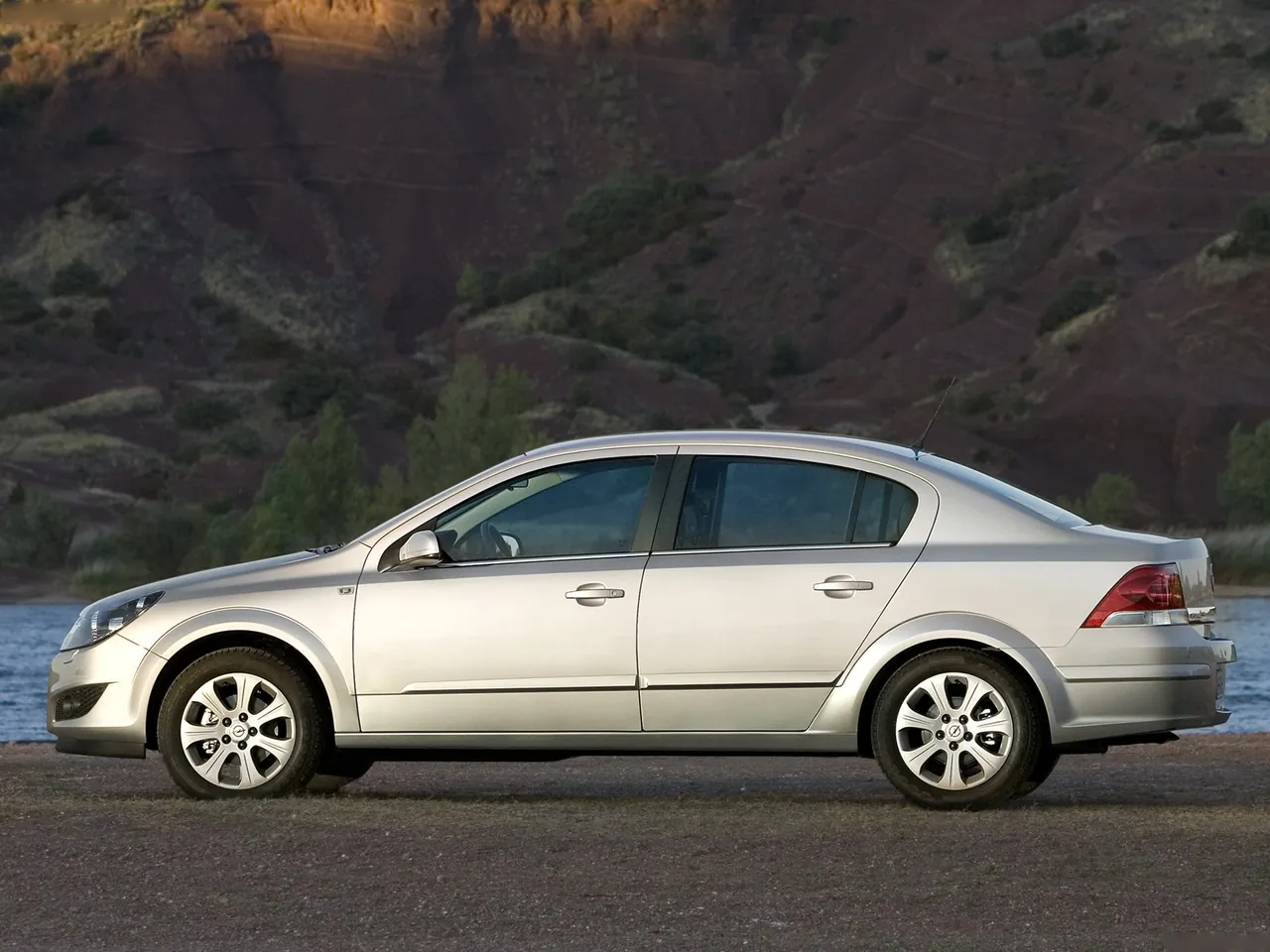 Opel Astra Sedan (2007) – boční profil