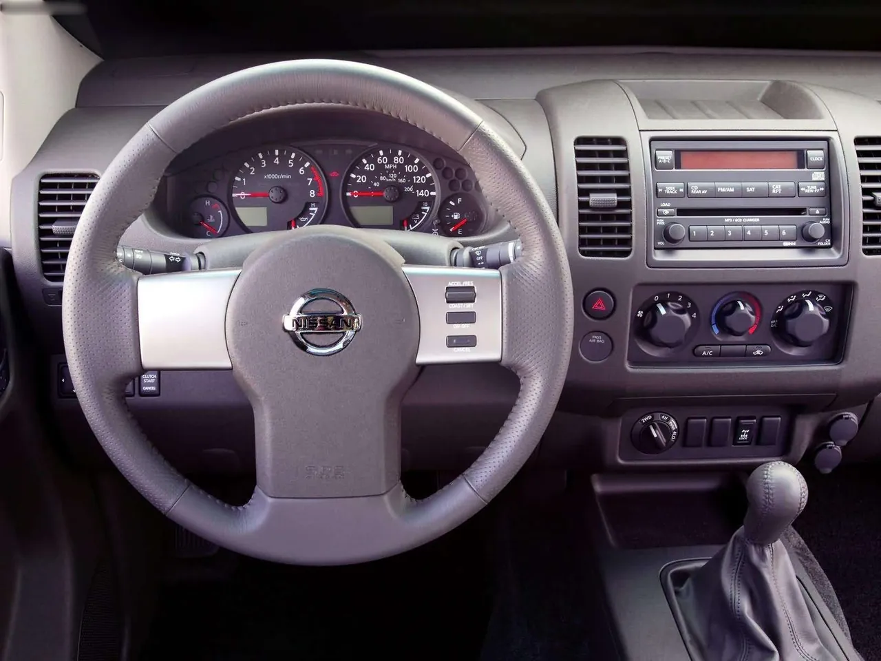 Nissan Frontier (2005) – interiér