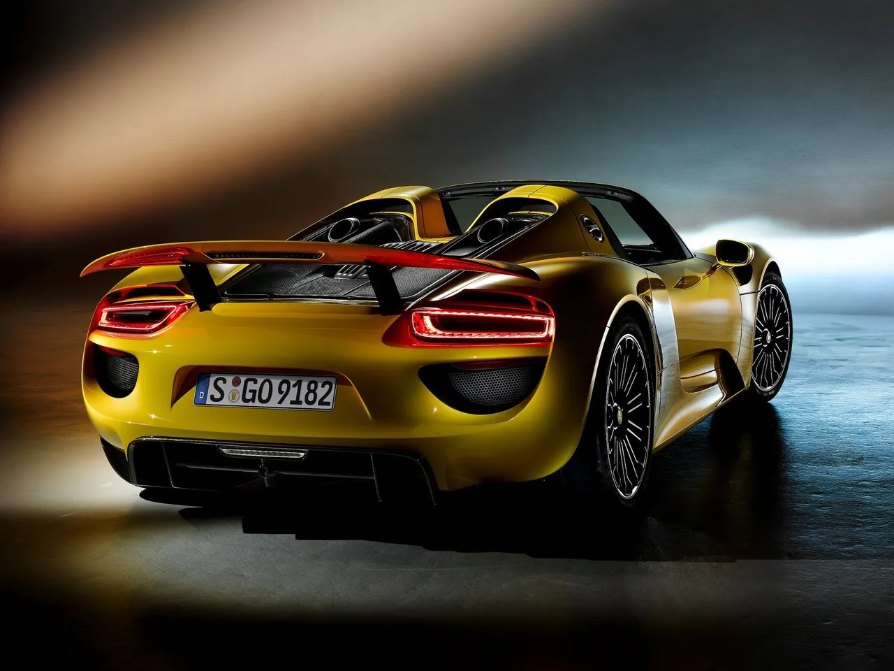 Porsche 918 Spyder (2015) – zadní tříčtvrteční pohled