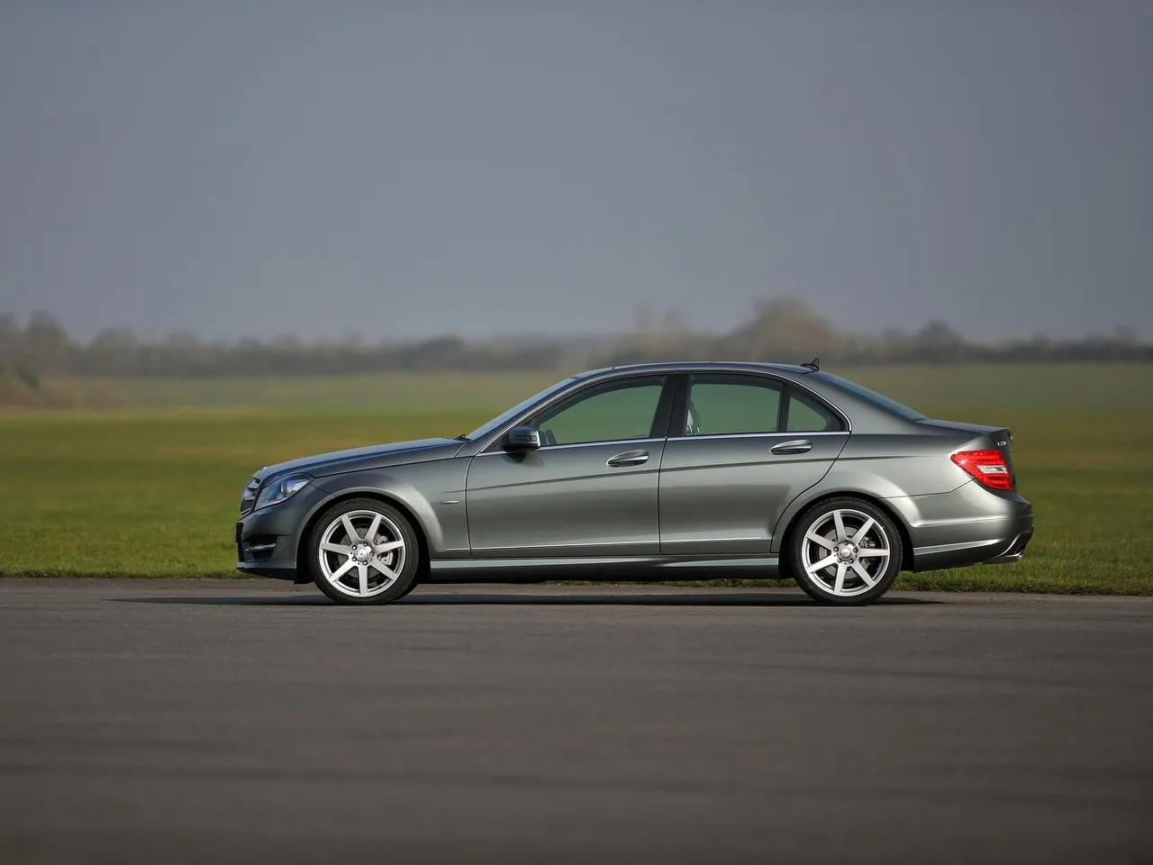 Mercedes-Benz C-Class [UK] (2012) – boční profil