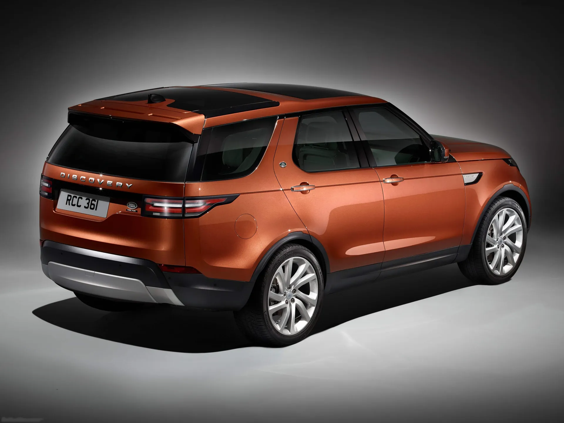 Land Rover Discovery (2017) - Rear Three-Quarter