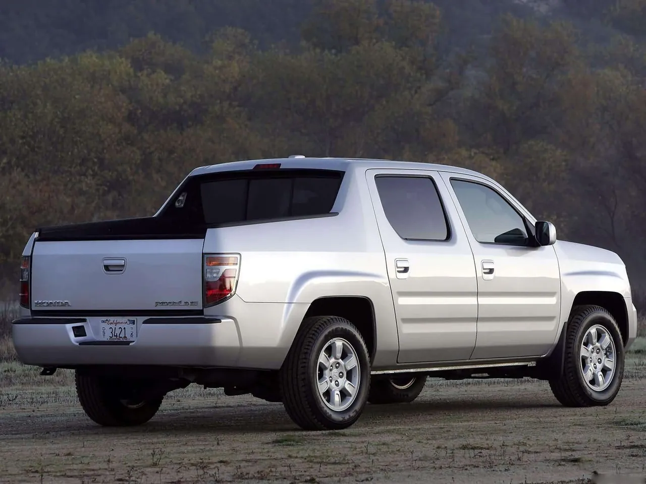 Honda Ridgeline RTL (2006) – zadní tříčtvrteční pohled