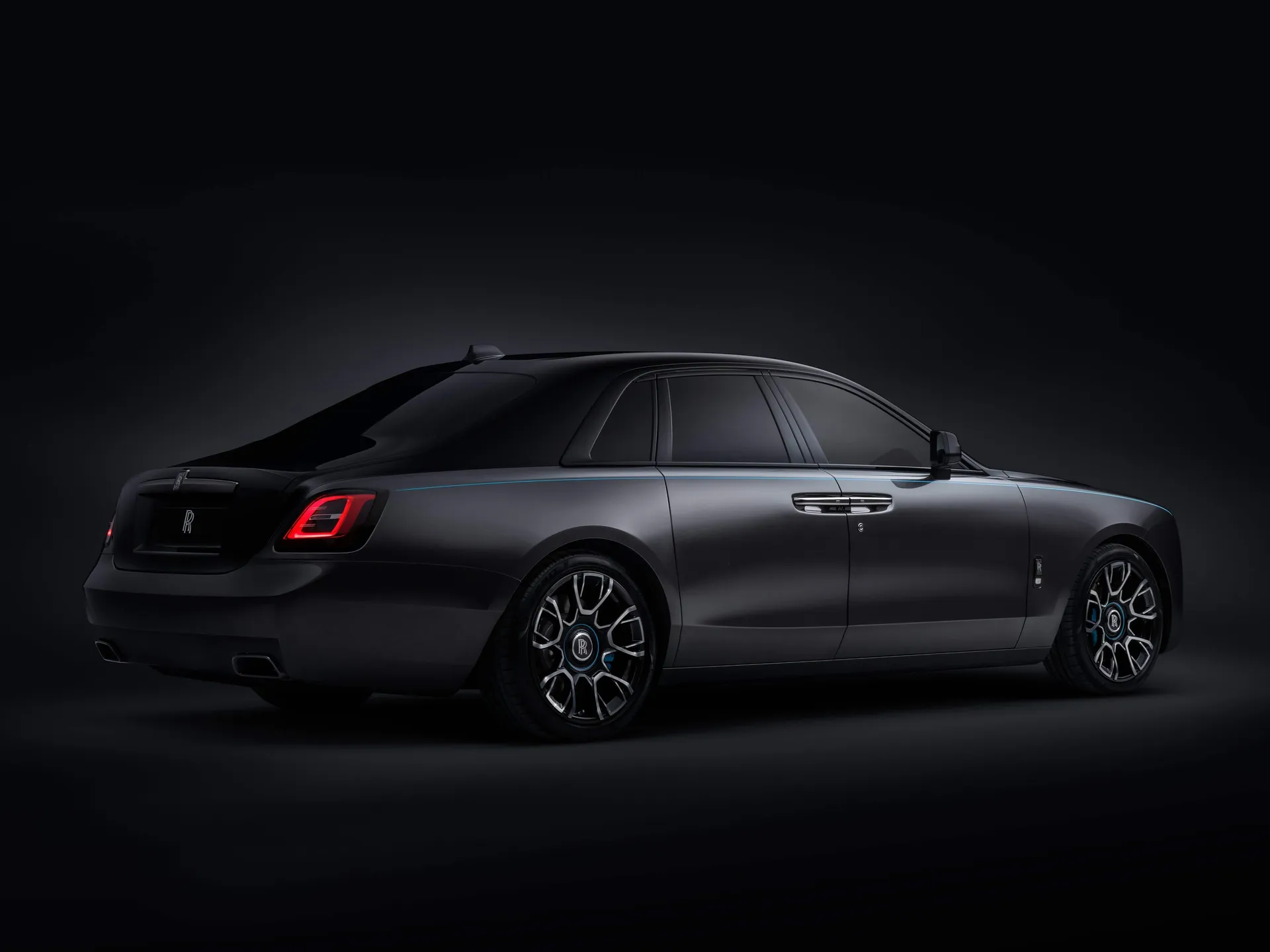 Rolls-Royce Ghost Black Badge (2022) – zadní tříčtvrteční pohled