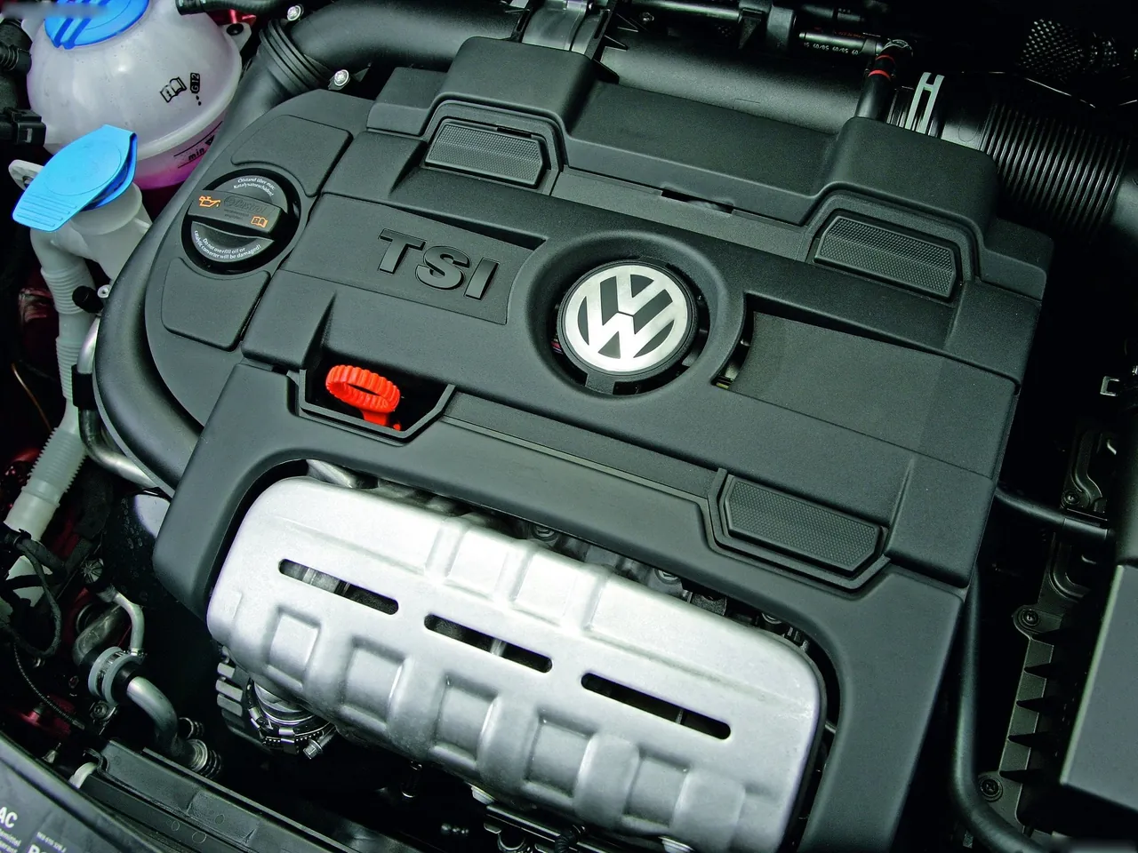 Volkswagen Touran (2011) – motorový prostor