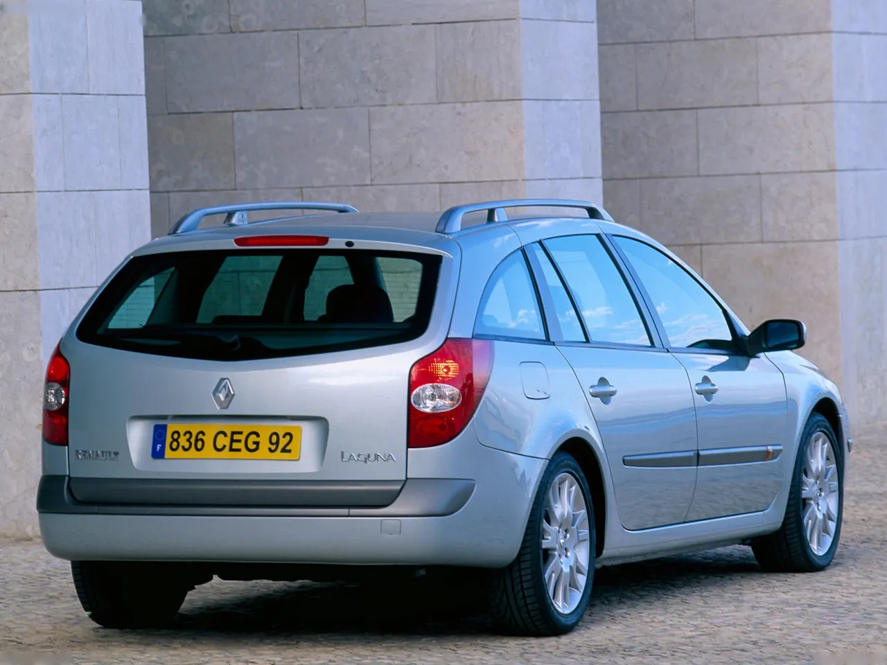 Renault Laguna Estate 1.9 dCI (2000) – zadní tříčtvrteční pohled