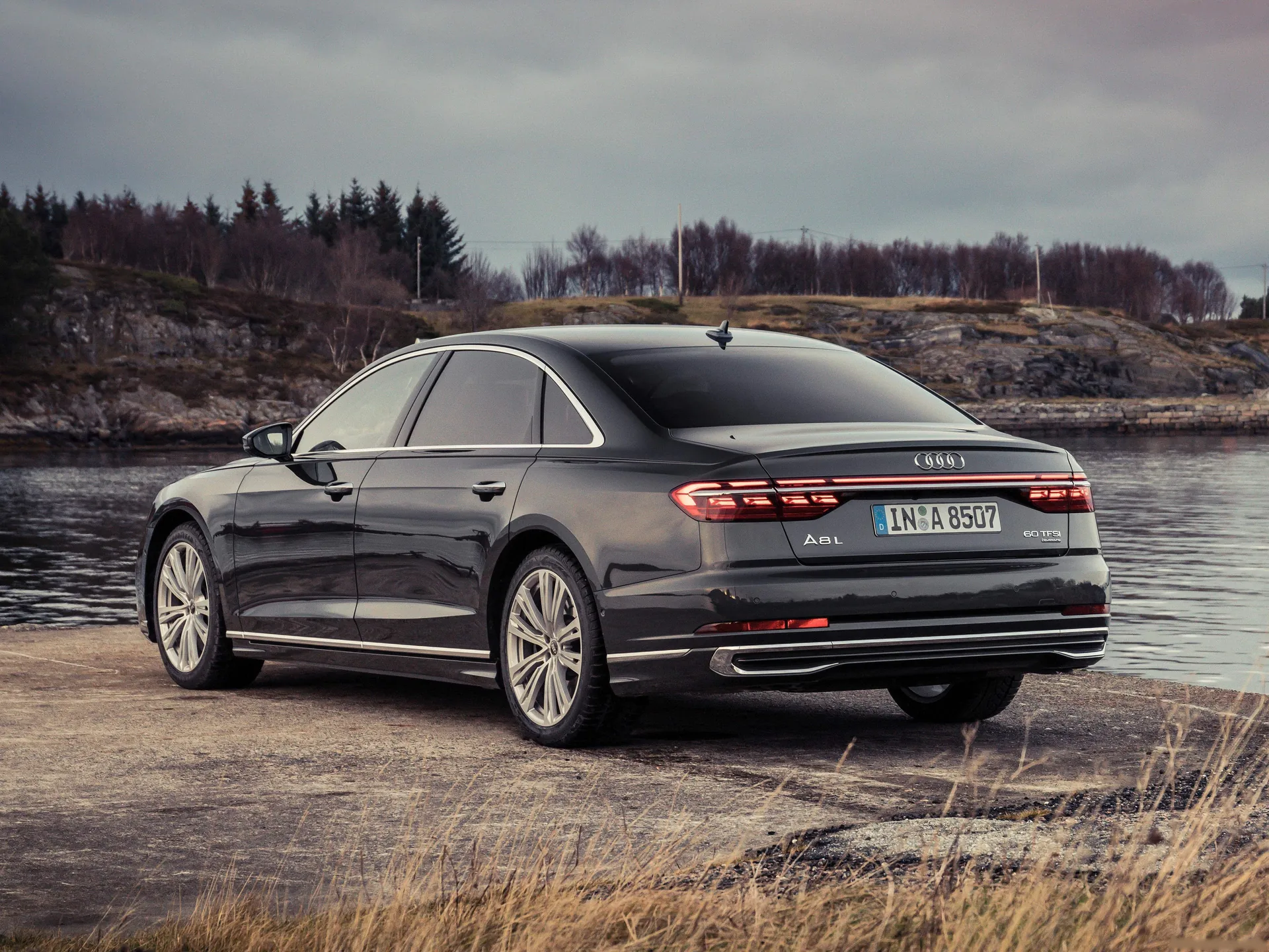 Audi A8 L (2022) – zadní tříčtvrteční pohled