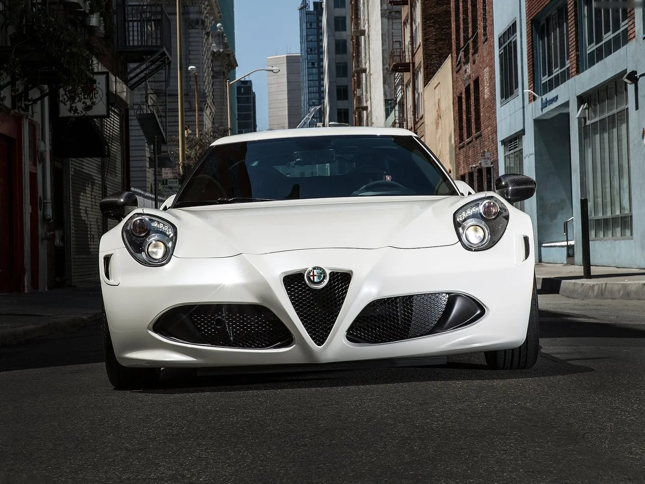 Alfa Romeo 4C Coupe [US] (2015) – zepředu