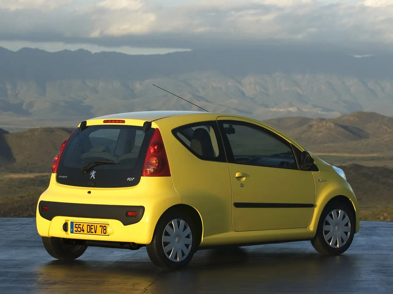 Peugeot 107 (2005) – zadní tříčtvrteční pohled