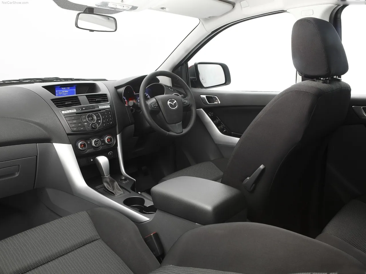 Mazda BT-50 (2012) – interiér