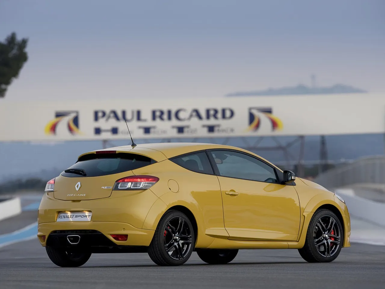 Renault Megane RS (2010) – zadní tříčtvrteční pohled