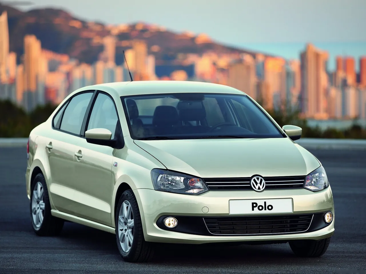 Volkswagen Polo Saloon (2011)