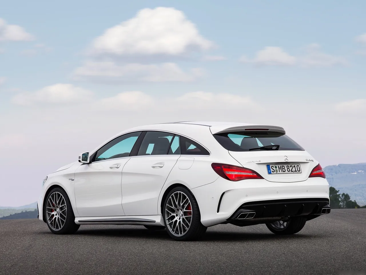 Mercedes-Benz CLA45 AMG Shooting Brake (2017) – zadní tříčtvrteční pohled