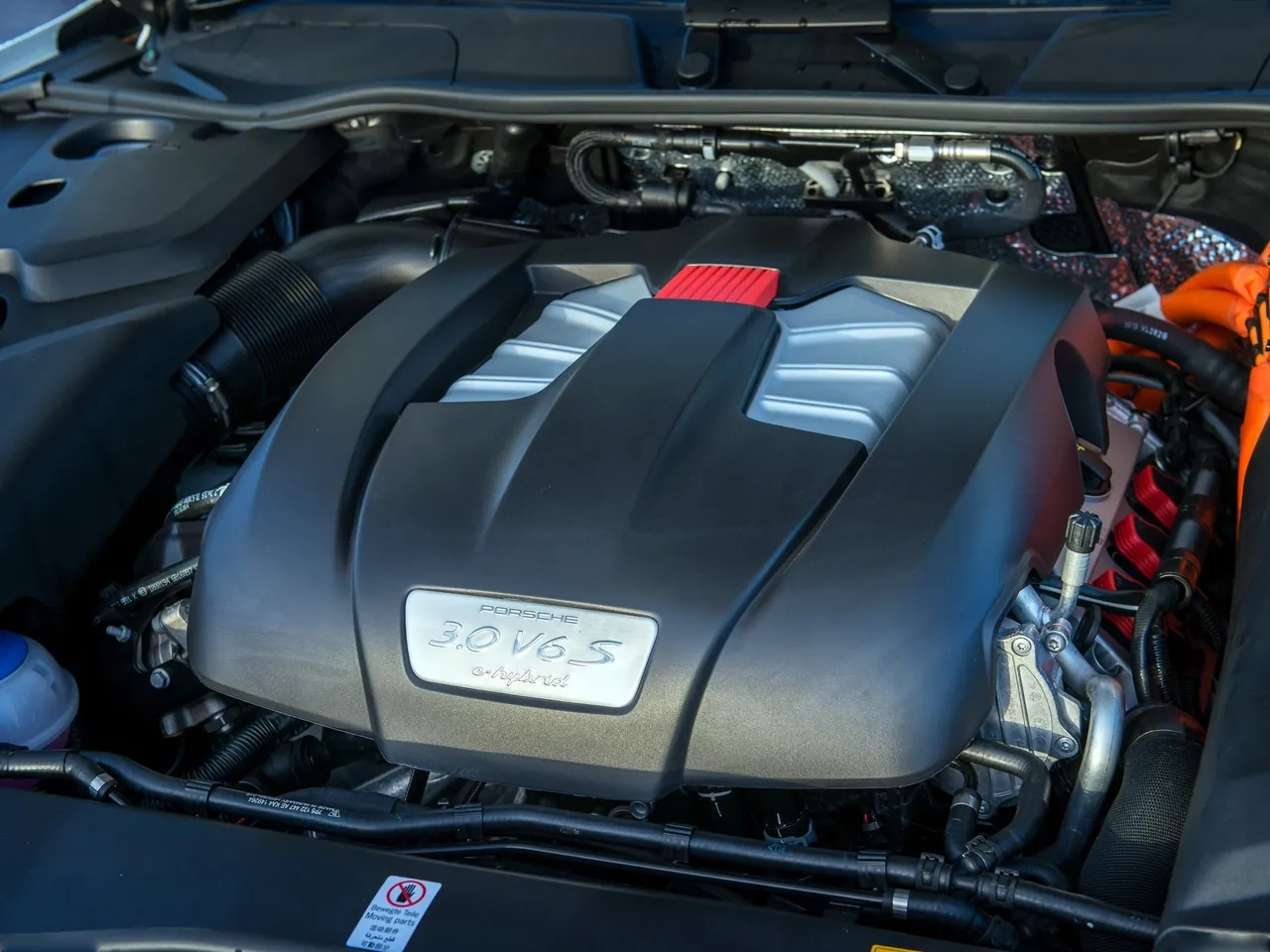 Porsche Cayenne (2015) – motorový prostor