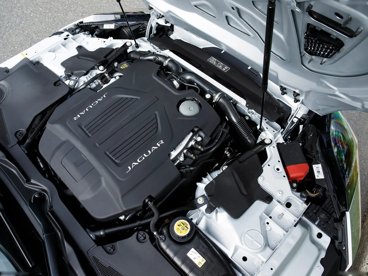 Jaguar F-Type (2016) – motorový prostor