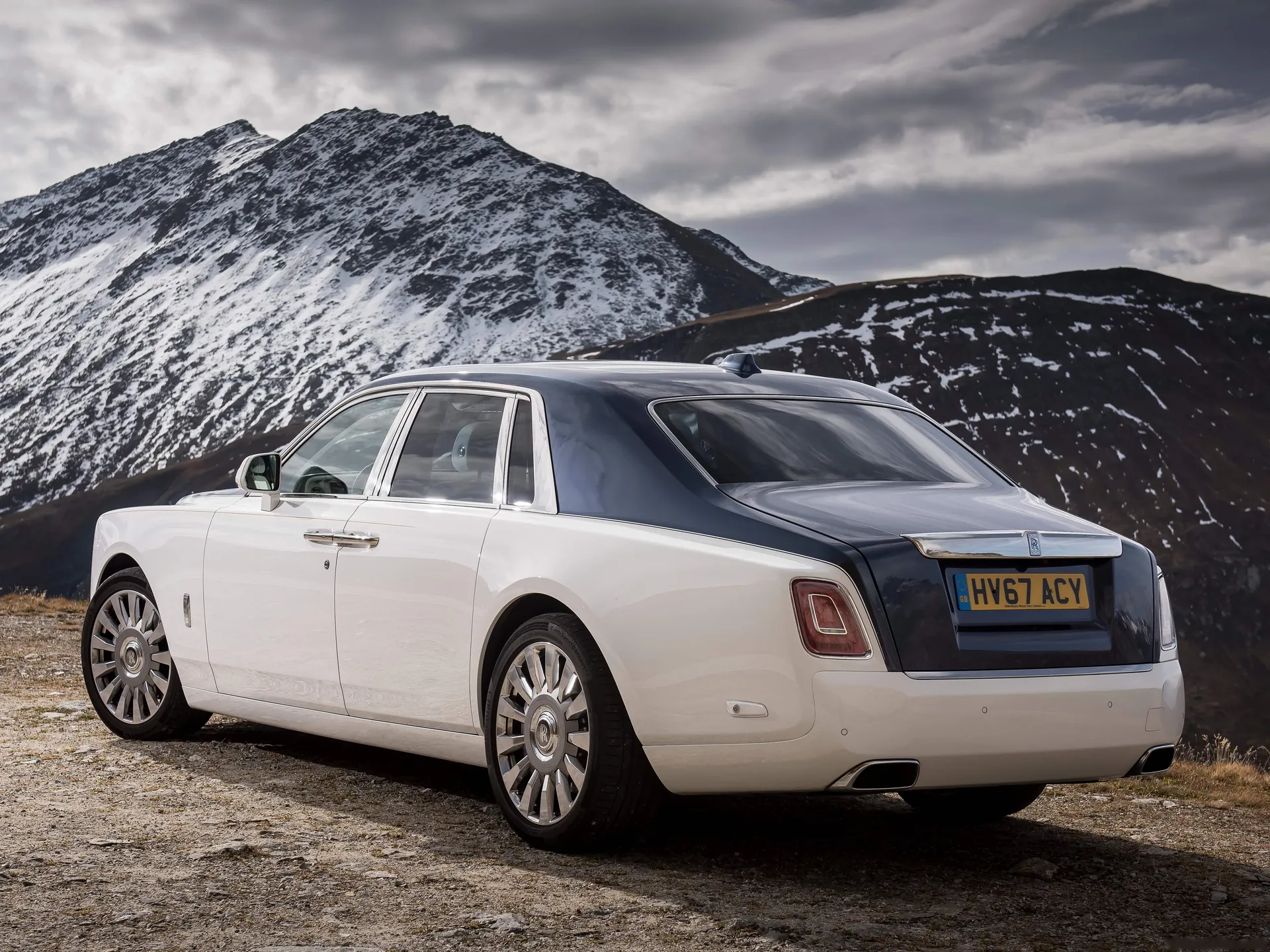 Rolls-Royce Phantom (2018) – zadní tříčtvrteční pohled