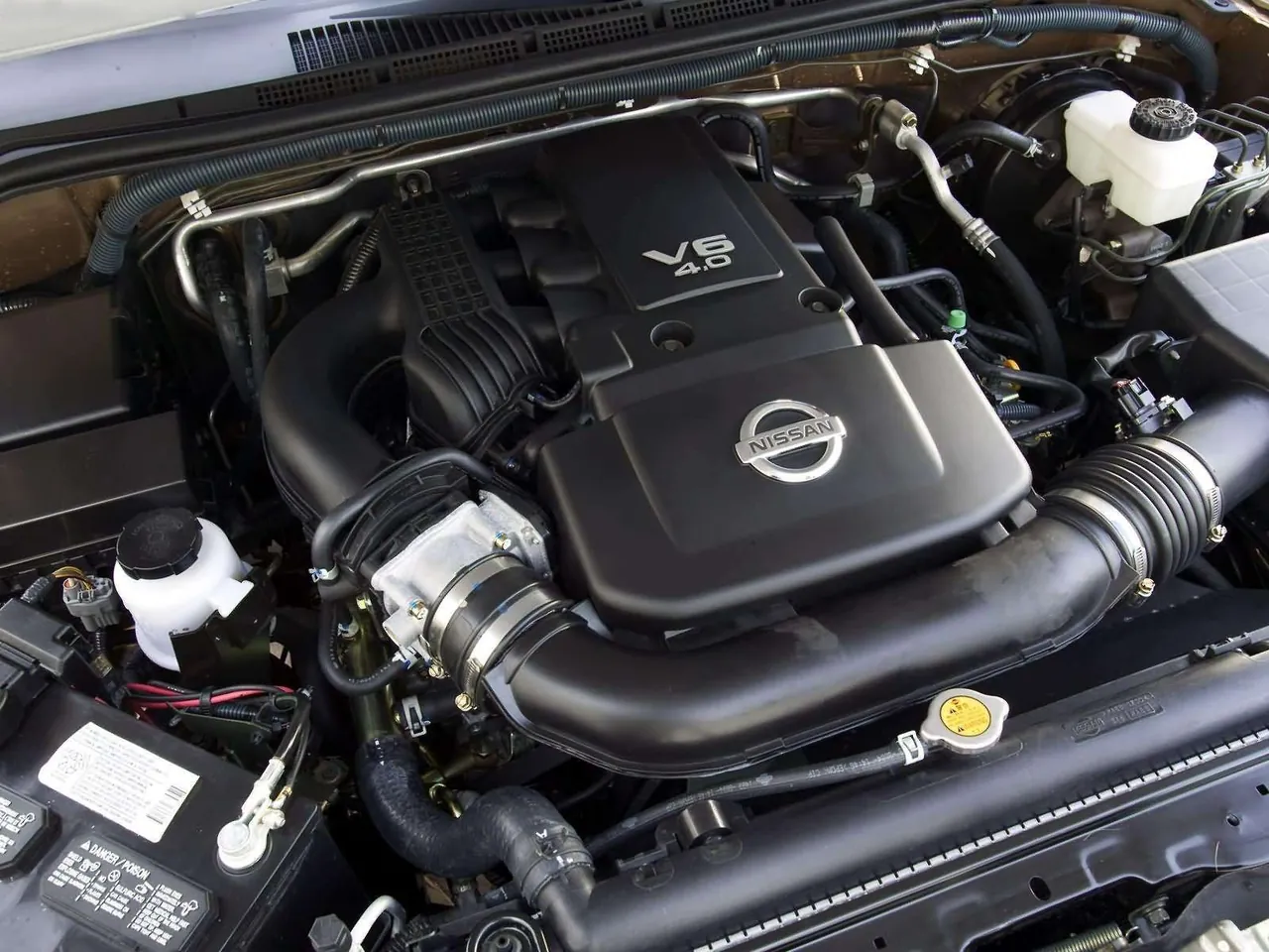 Nissan Frontier (2005) – motorový prostor
