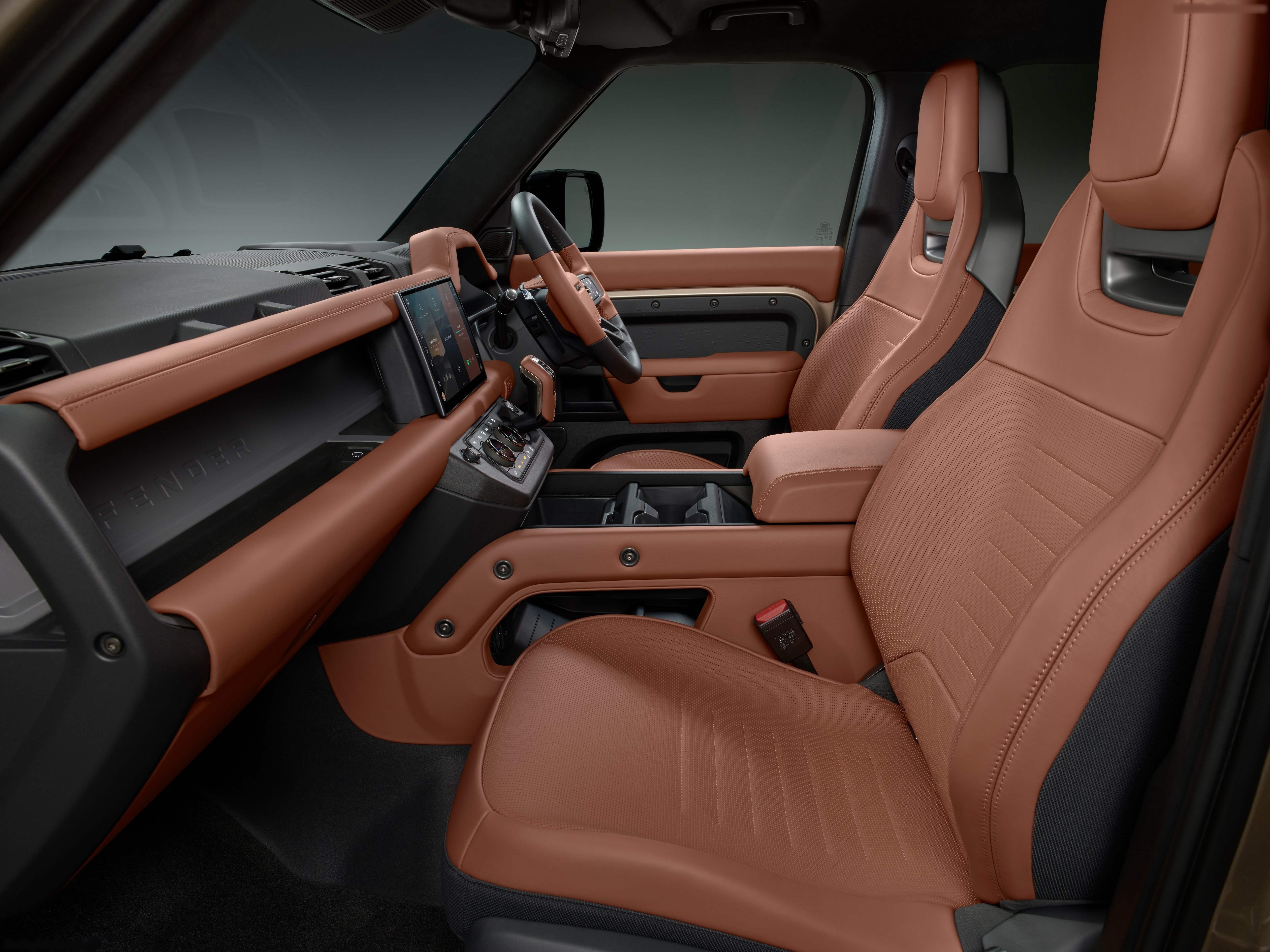 Land Rover Defender Octa (2025) – interiér