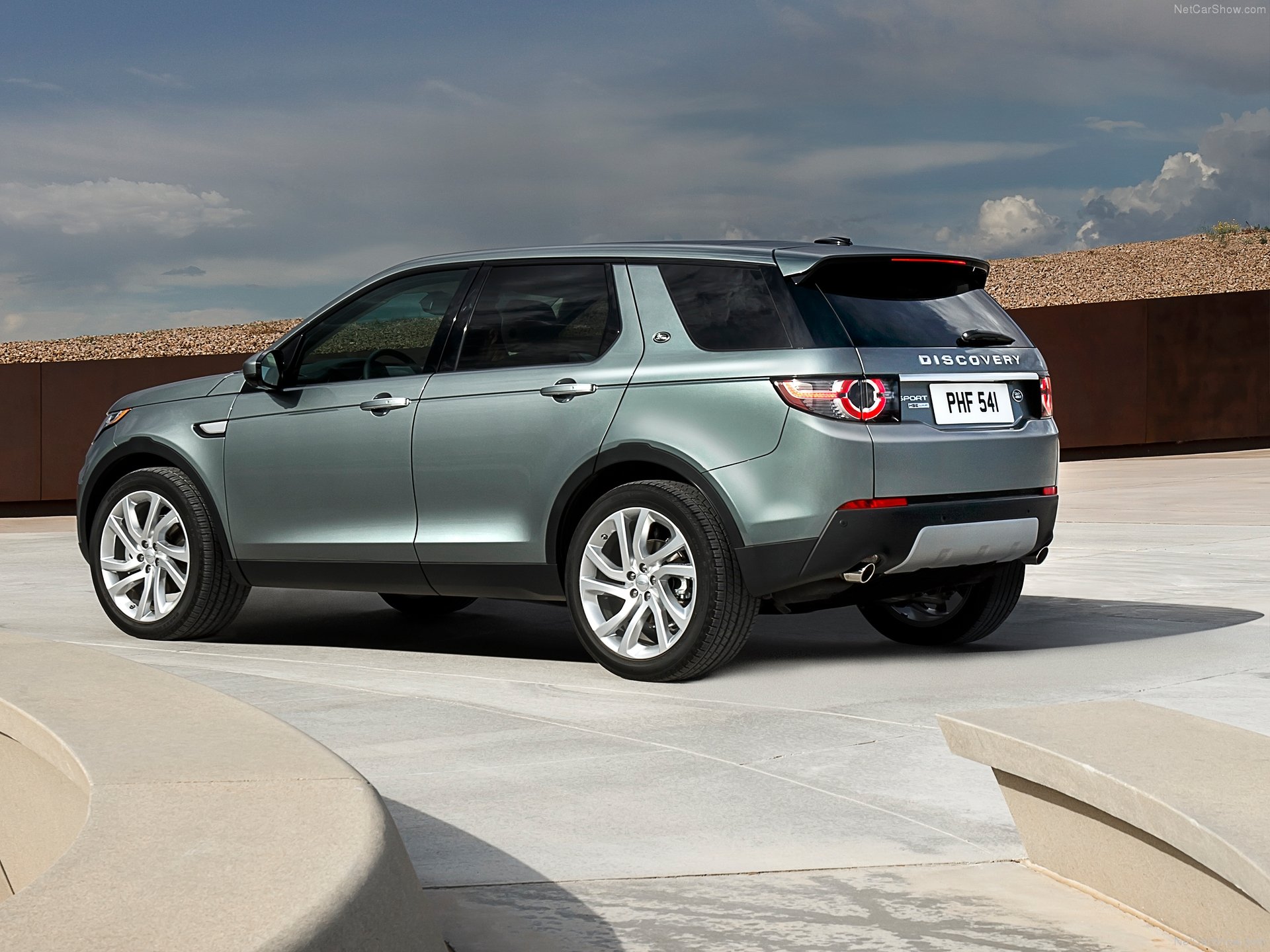 Land Rover Discovery Sport (2015) – zadní tříčtvrteční pohled