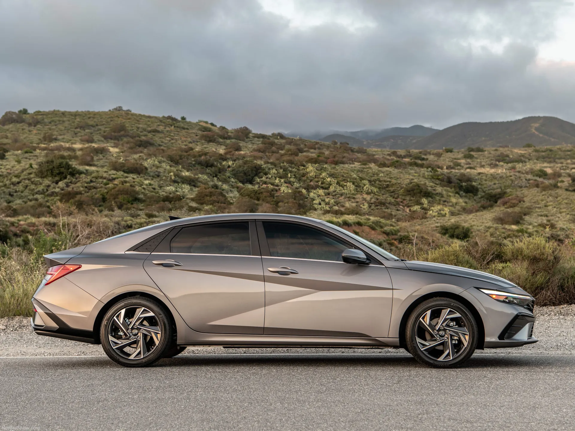Hyundai Elantra (2024) - Side Profile