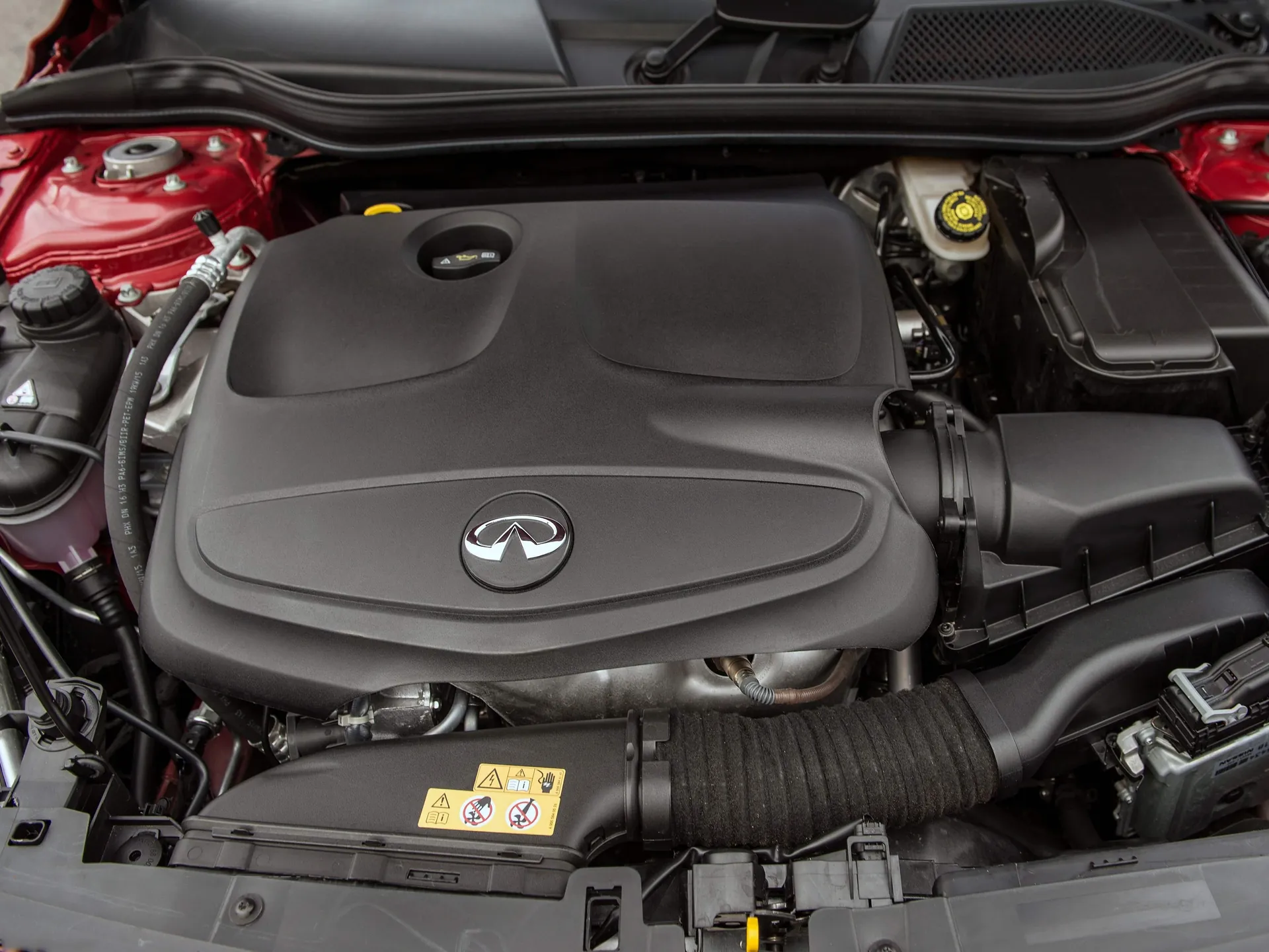 Infiniti QX30 (2017) – motorový prostor