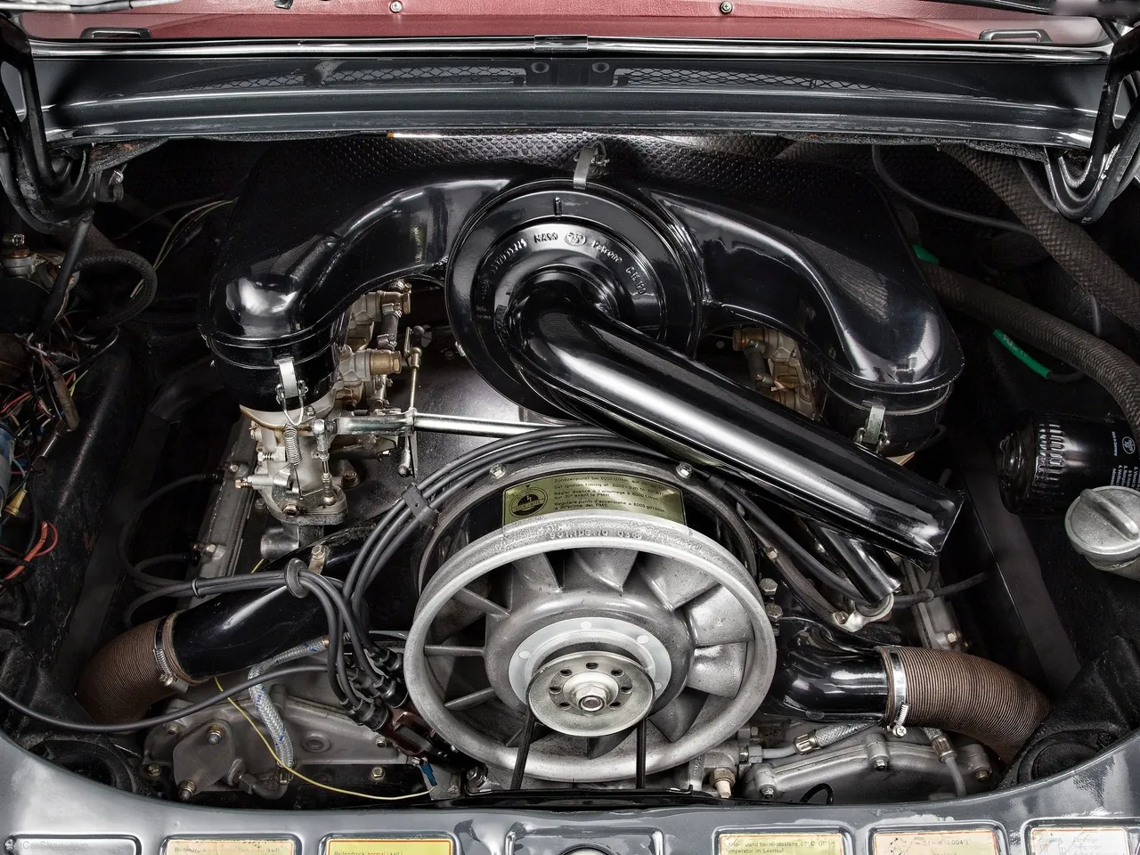 Porsche 911 2.0 Coupe (1964) - Engine Bay
