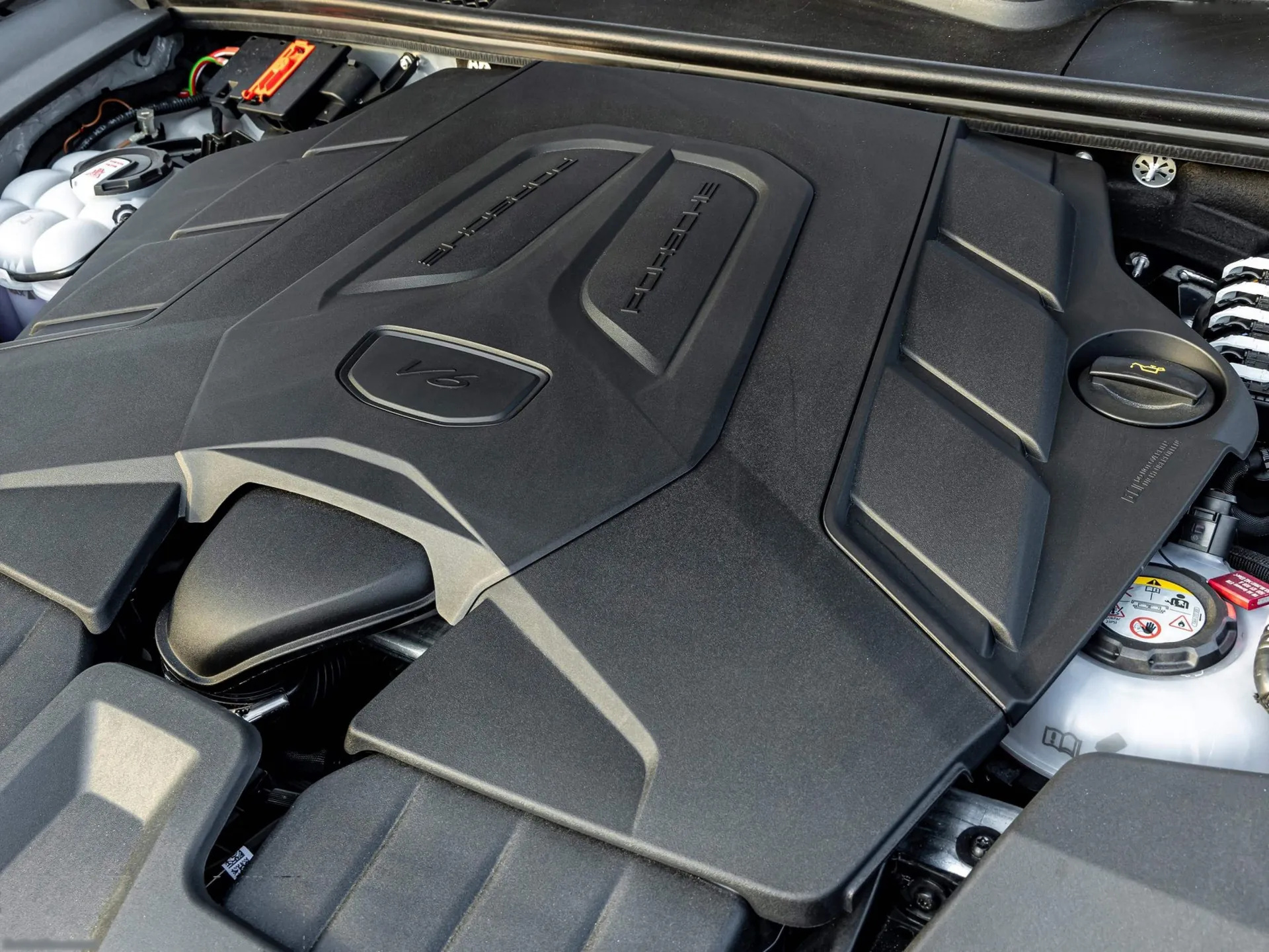Porsche Cayenne E-Hybrid Coupe (2024) – motorový prostor