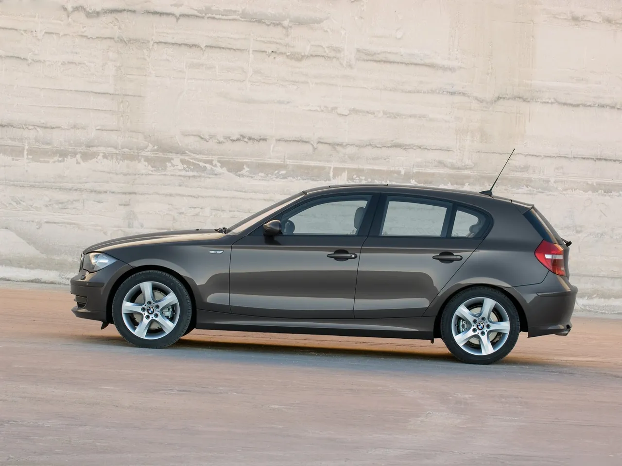 BMW 1-Series 5-door (2008) – boční profil