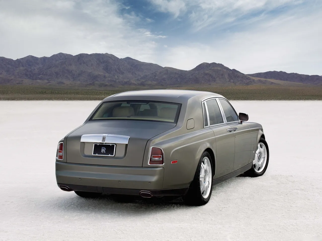 Rolls-Royce Phantom (2009) – zadní tříčtvrteční pohled
