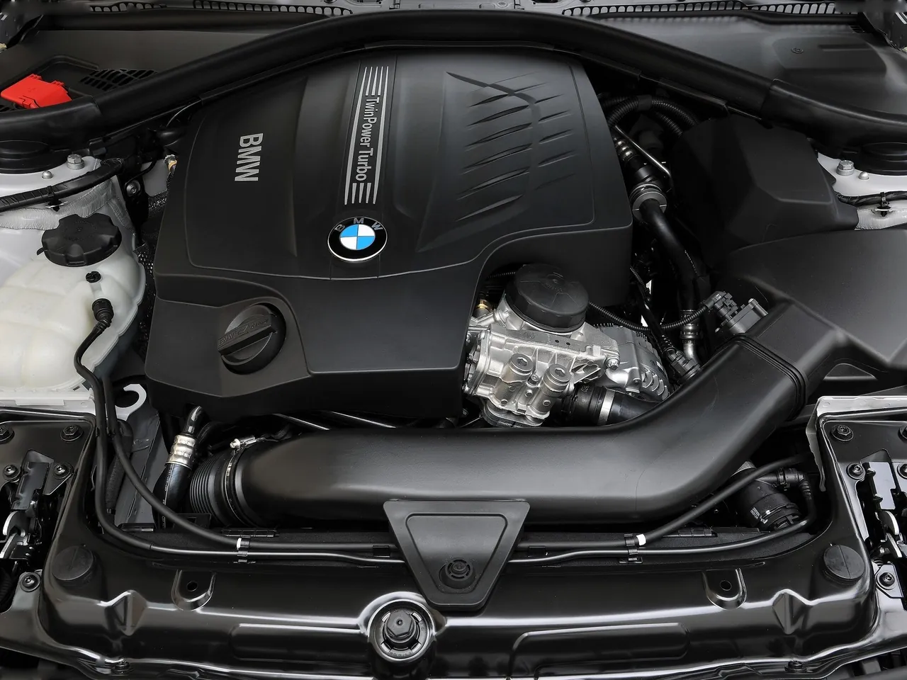 BMW 435i Coupe (2014) – motorový prostor