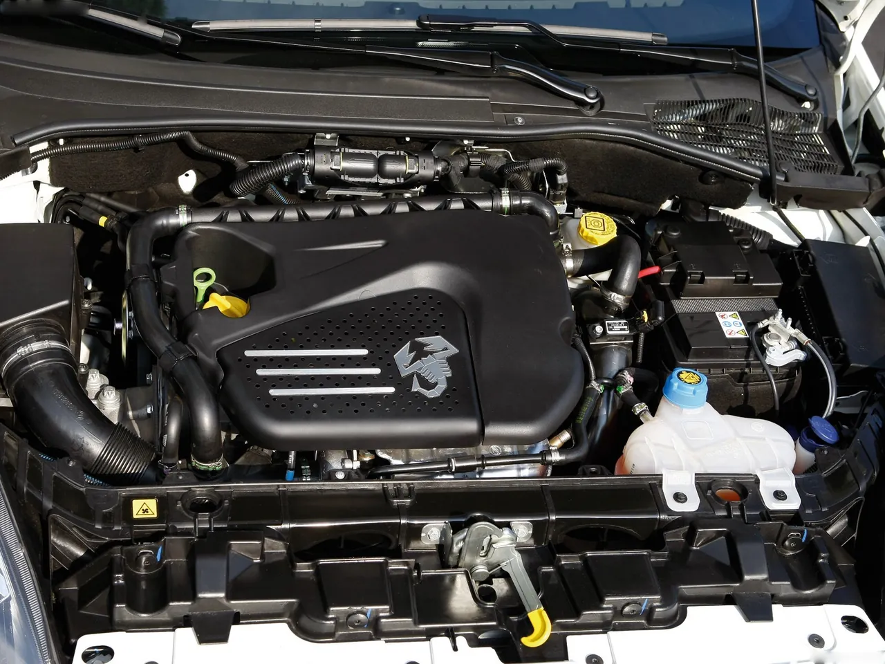 Fiat Grande Punto Abarth (2008) – motorový prostor